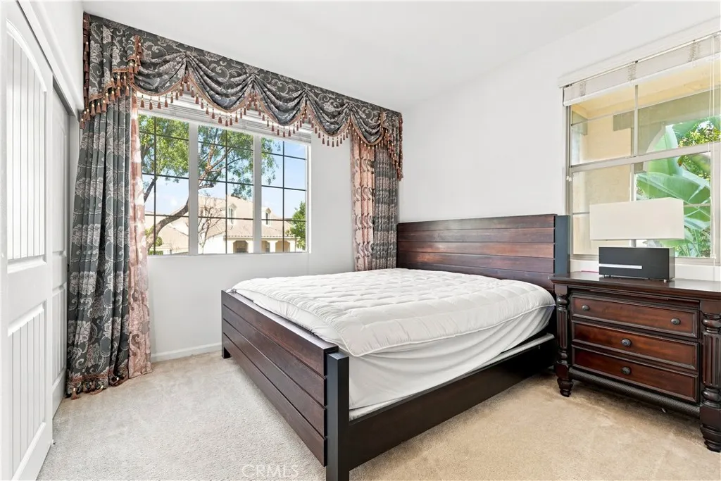 858 E Manresa