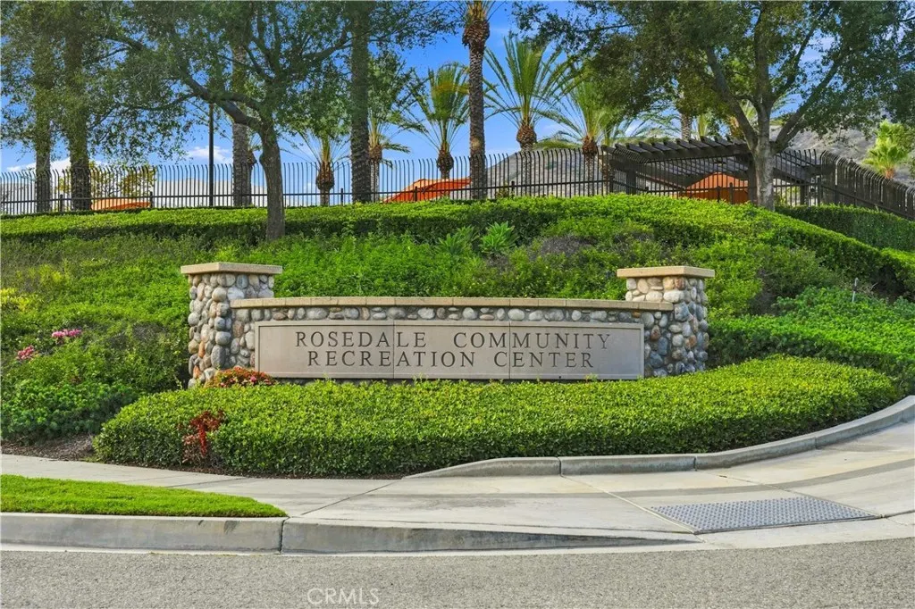 858 E Manresa