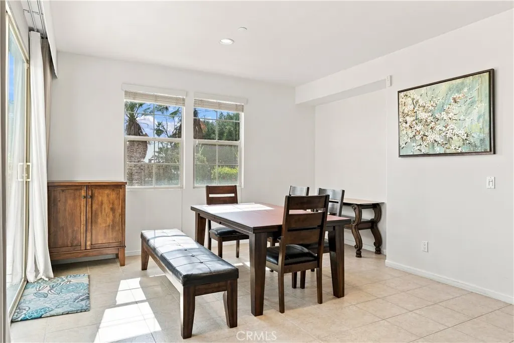 858 E Manresa