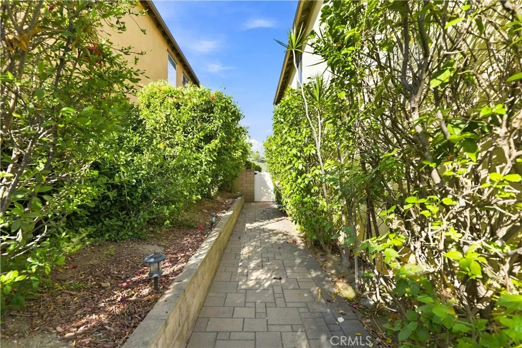 858 E Manresa