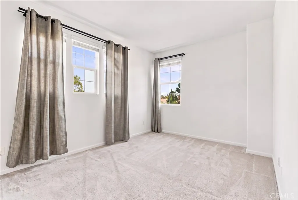 858 E Manresa