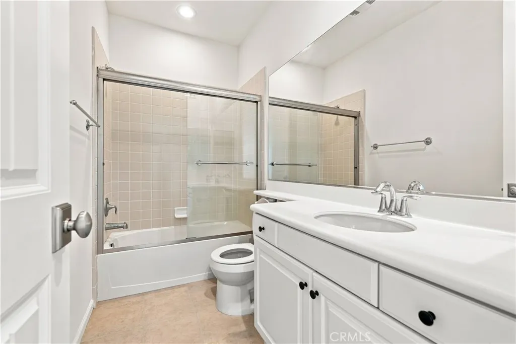 858 E Manresa