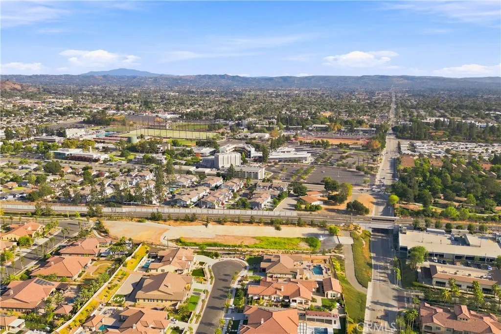 858 E Manresa