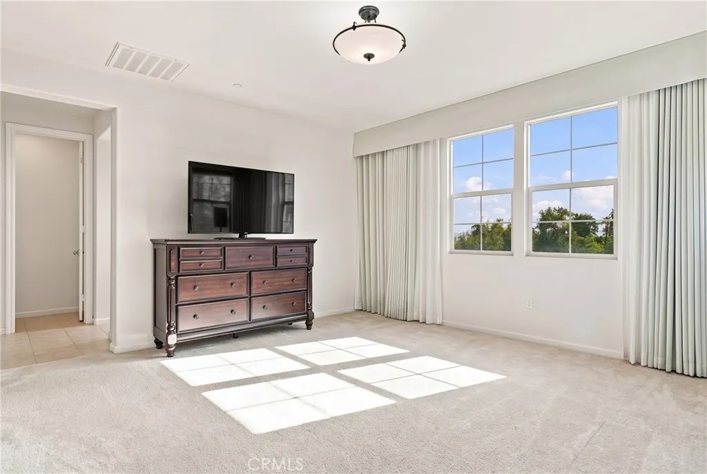 858 E Manresa