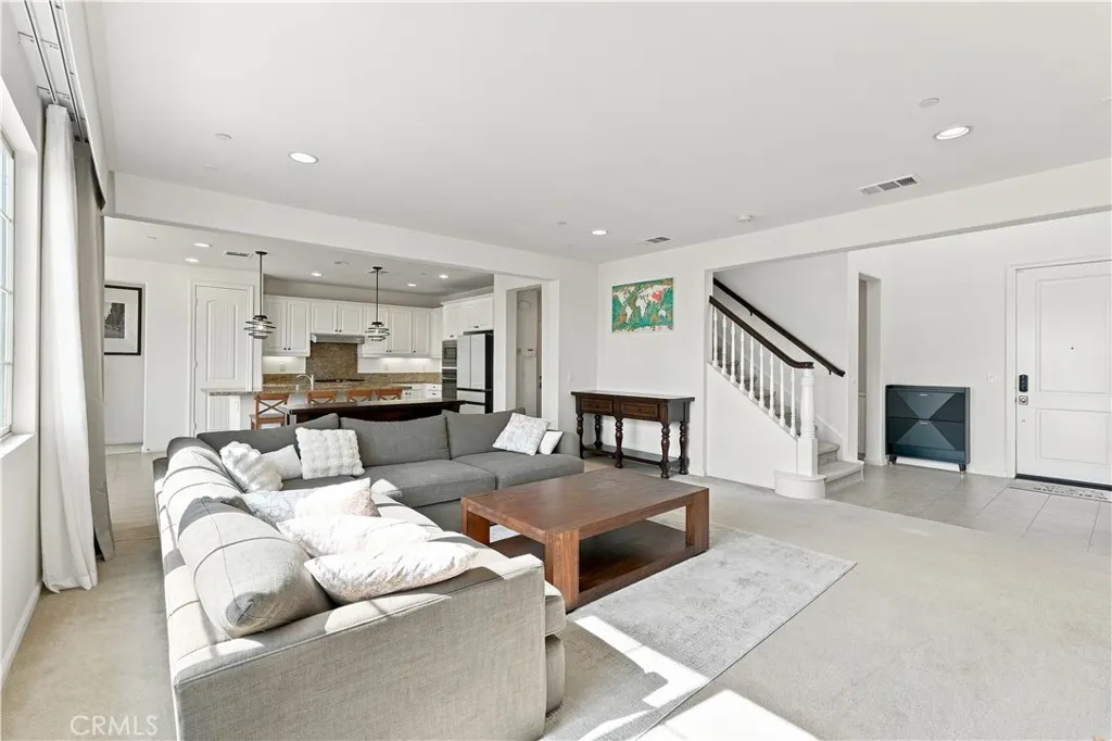 858 E Manresa