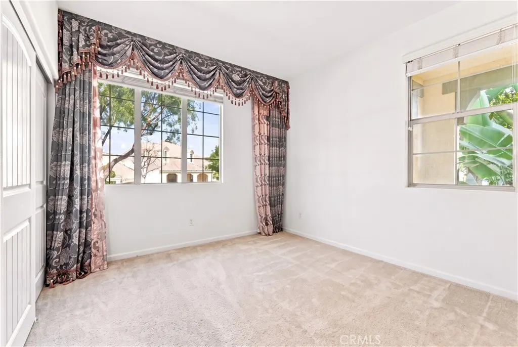 858 E Manresa