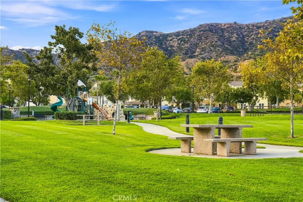 858 E Manresa