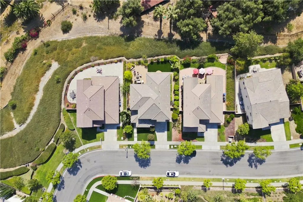 858 E Manresa
