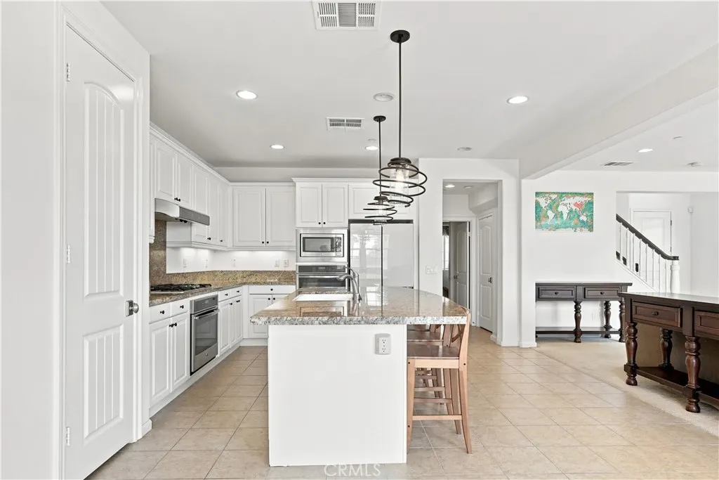 858 E Manresa