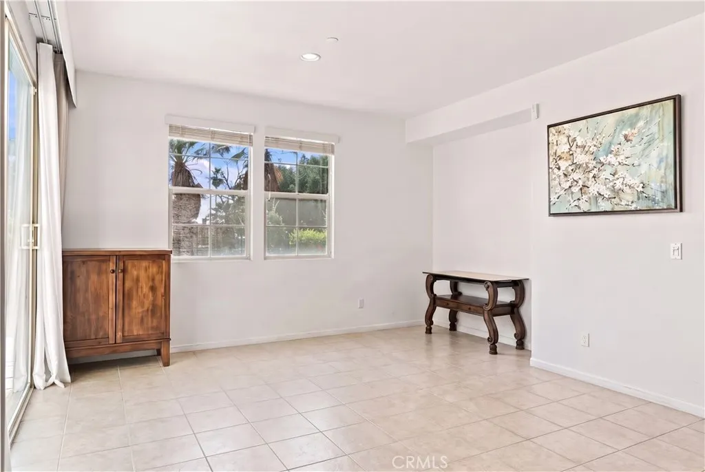 858 E Manresa