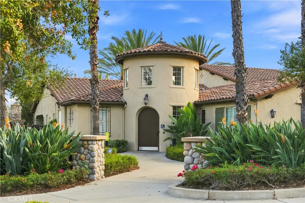 858 E Manresa