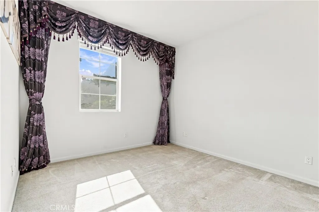 858 E Manresa
