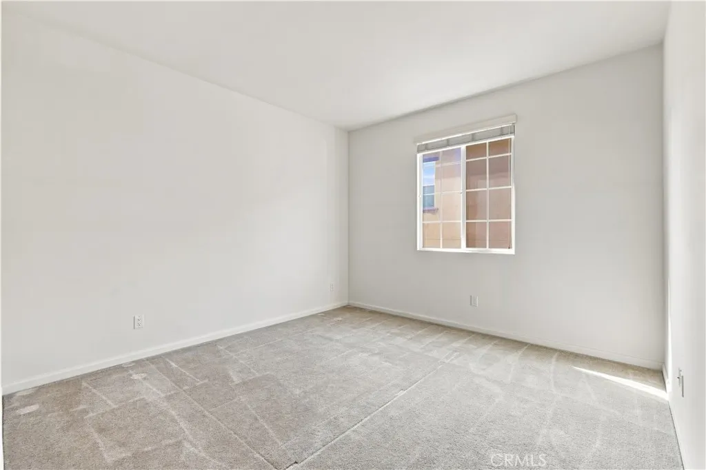 858 E Manresa