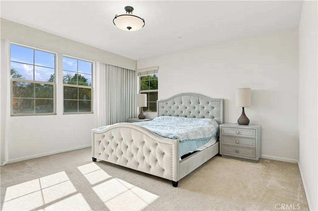 858 E Manresa