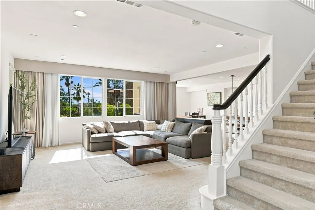 858 E Manresa
