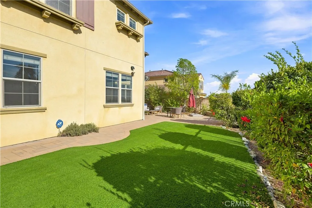858 E Manresa