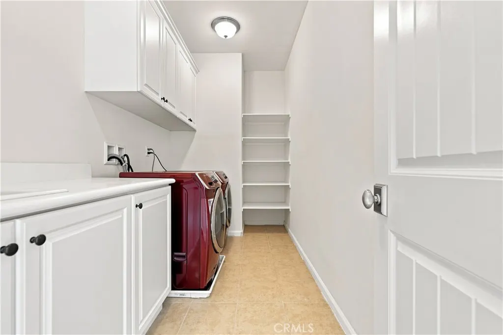 858 E Manresa