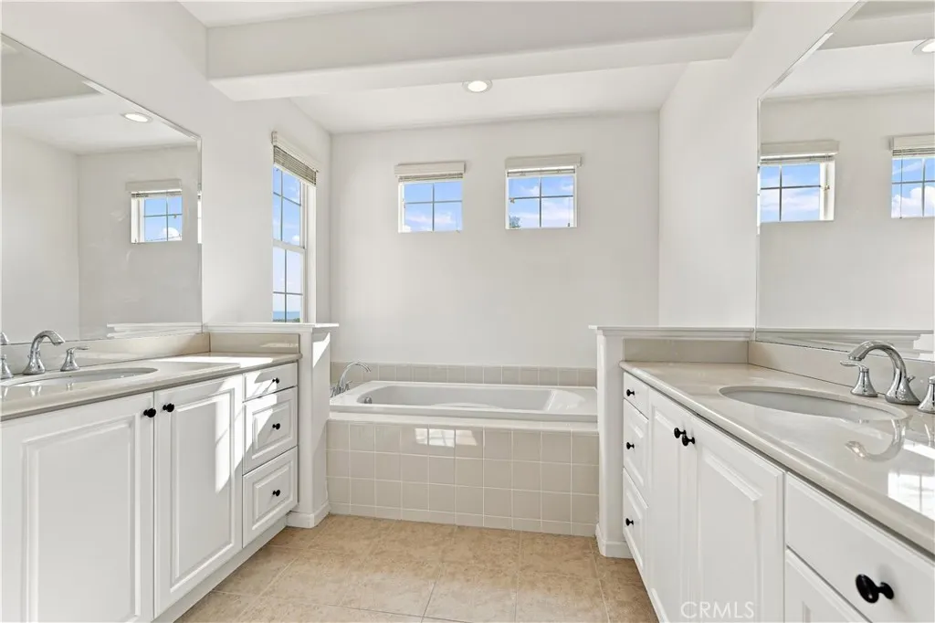 858 E Manresa