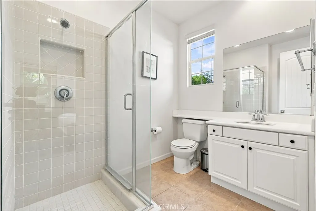 858 E Manresa