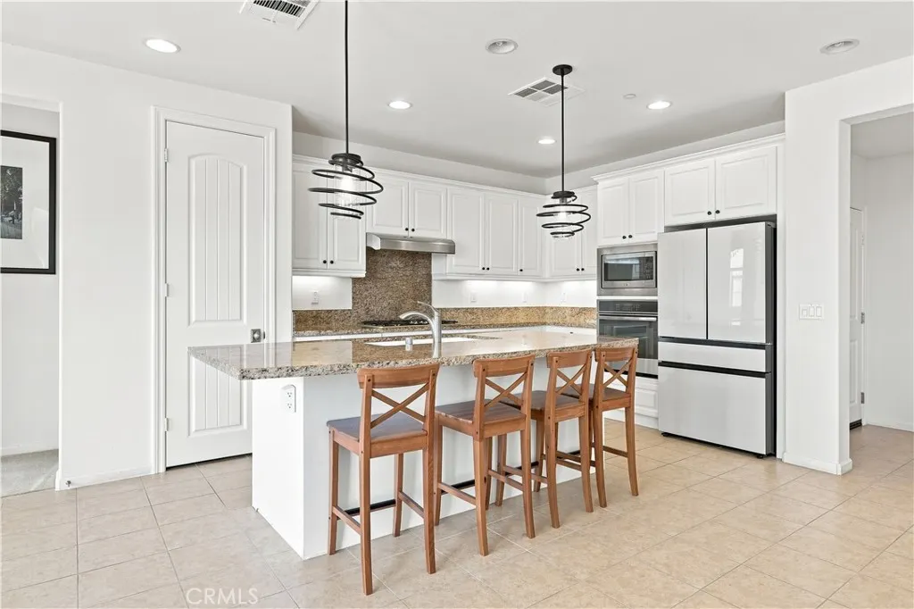 858 E Manresa