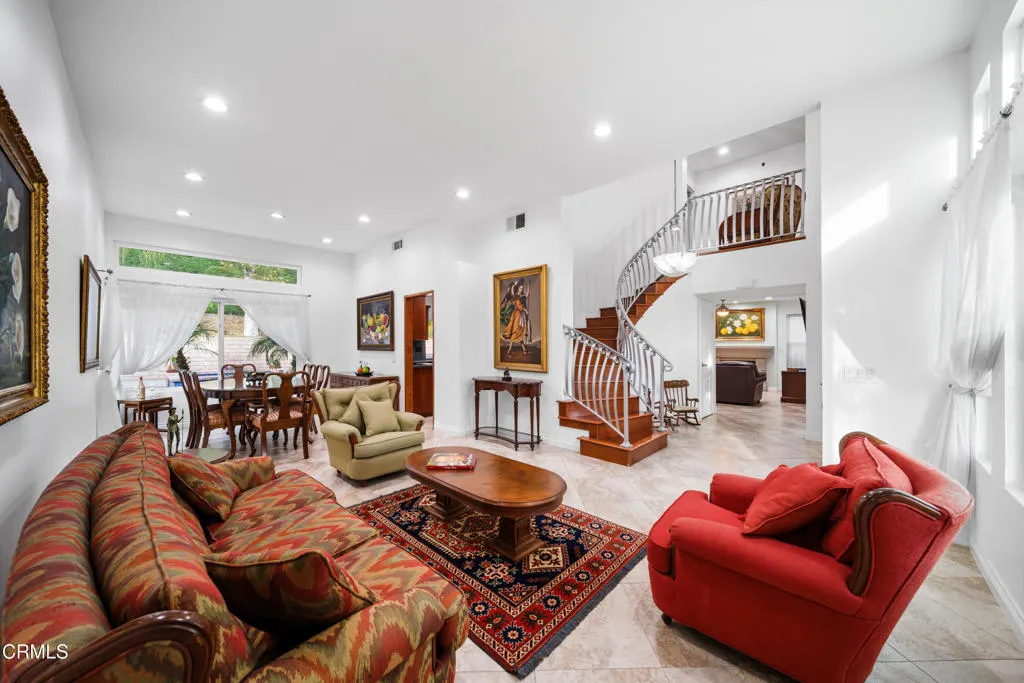 967 Avenida Loma Vista