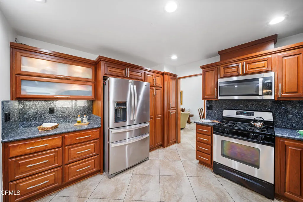 967 Avenida Loma Vista