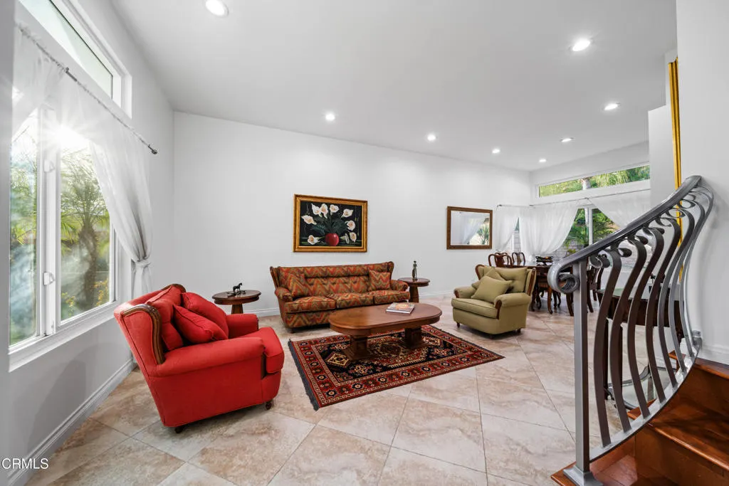 967 Avenida Loma Vista