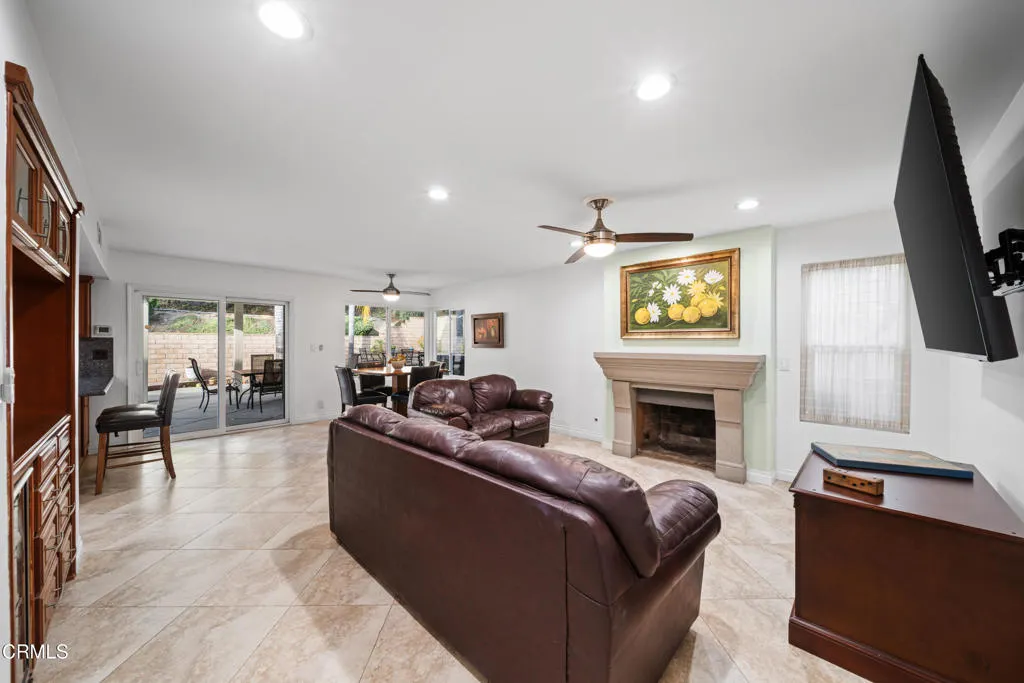 967 Avenida Loma Vista