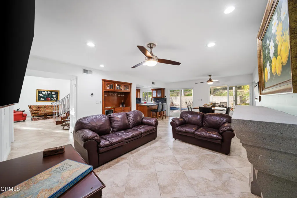 967 Avenida Loma Vista