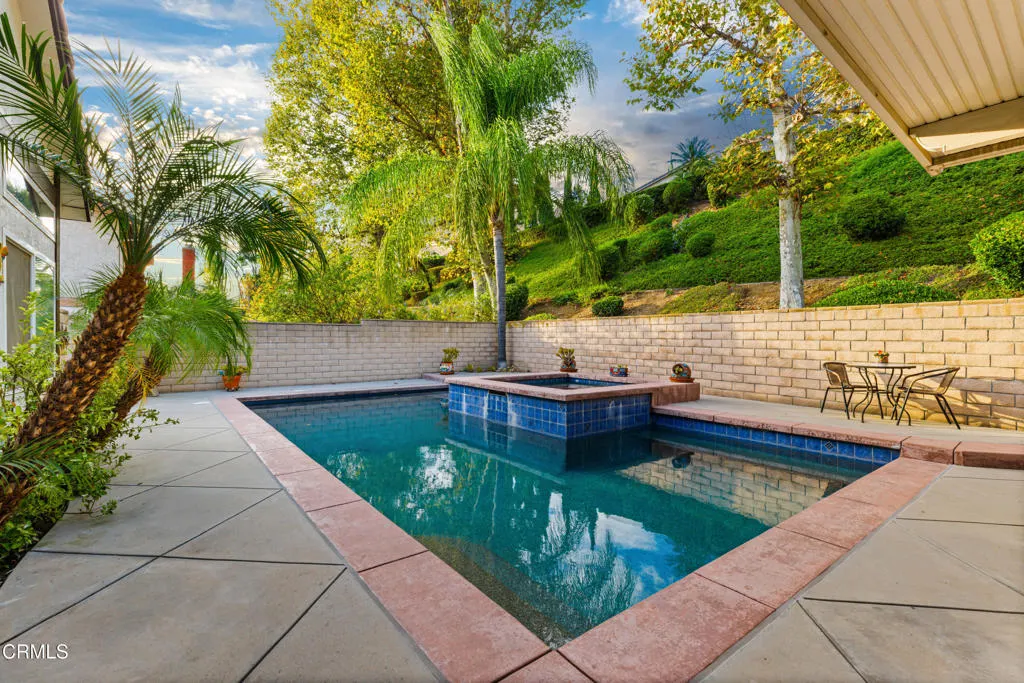 967 Avenida Loma Vista