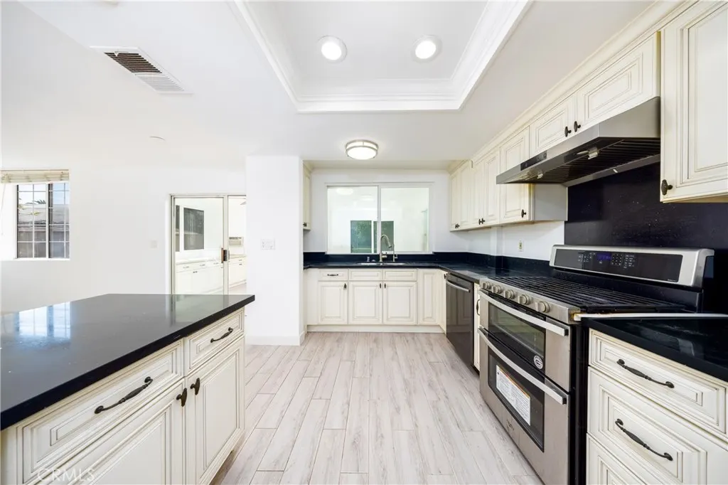 934 W 11th Street