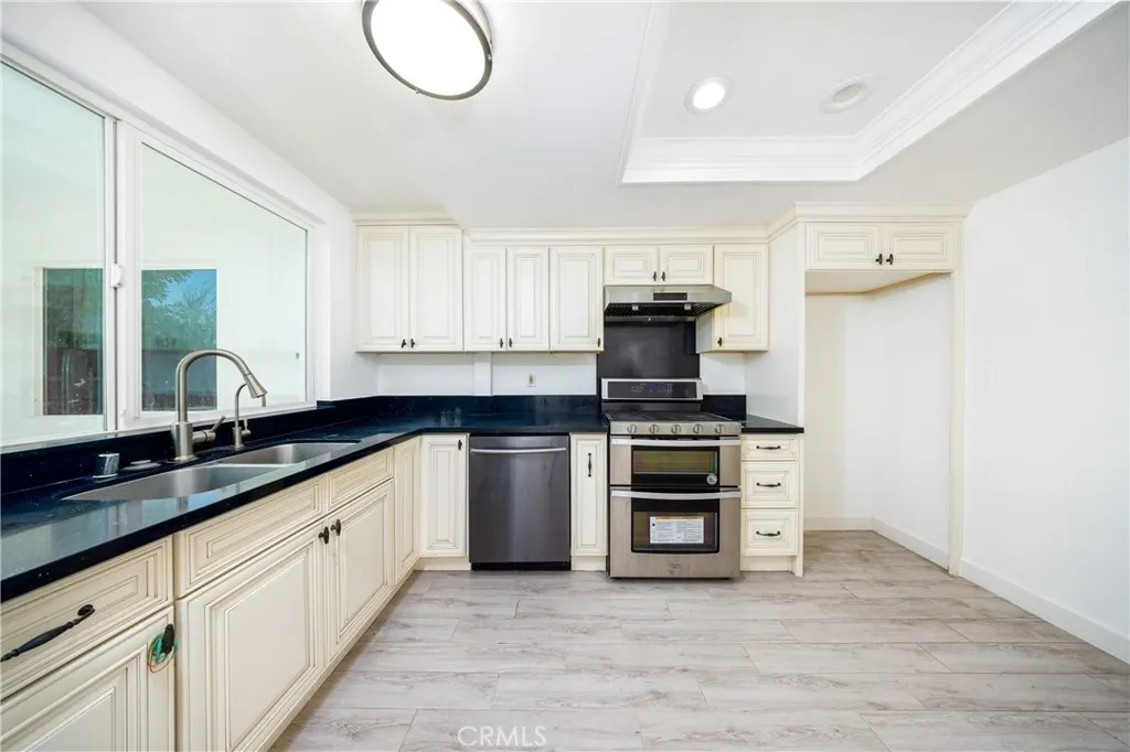 934 W 11th Street