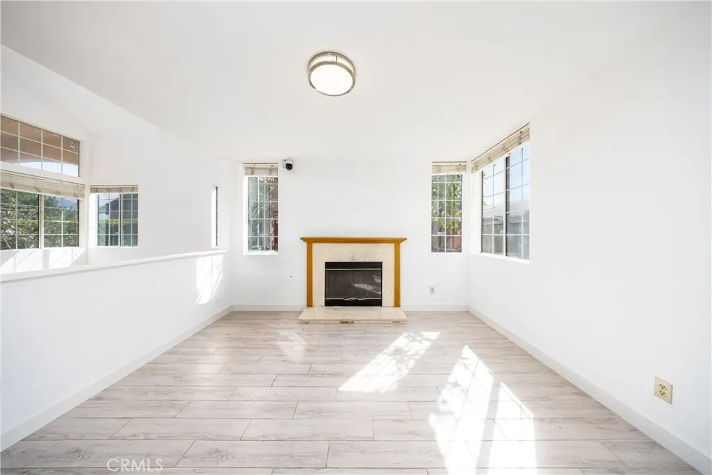 934 W 11th Street