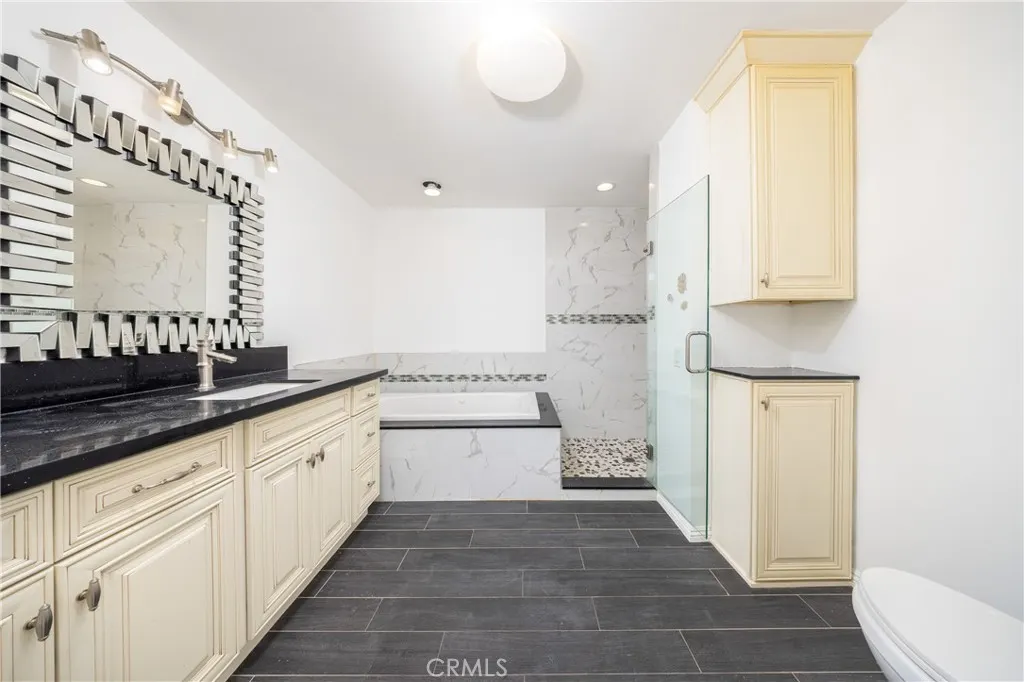 934 W 11th Street