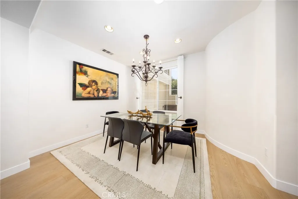2225 Saratoga Lane