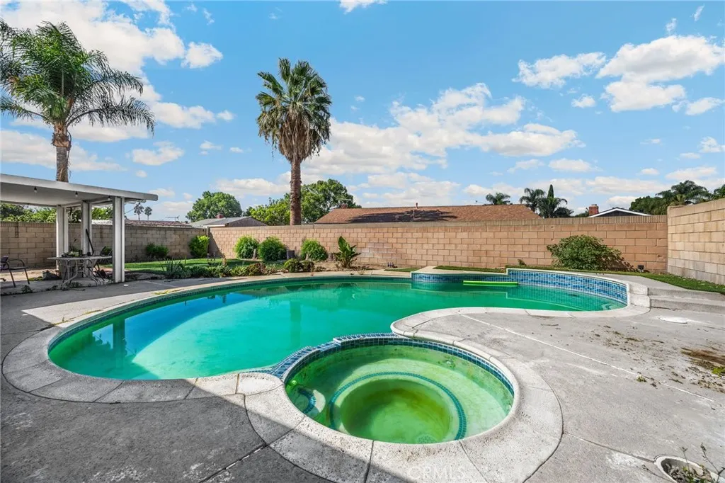 2808 S Desert Forest