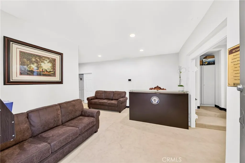 450 W Holt Avenue