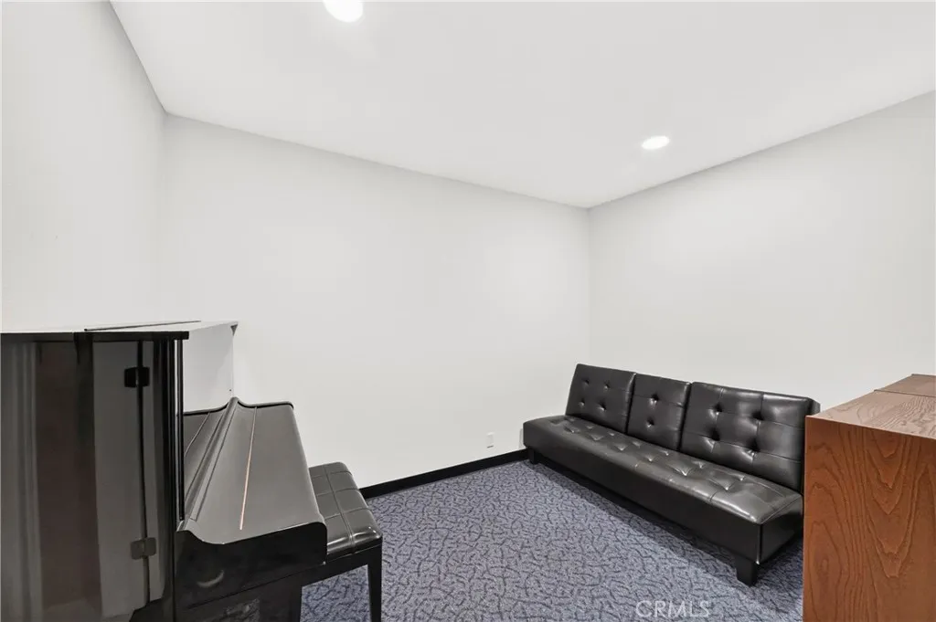 450 W Holt Avenue