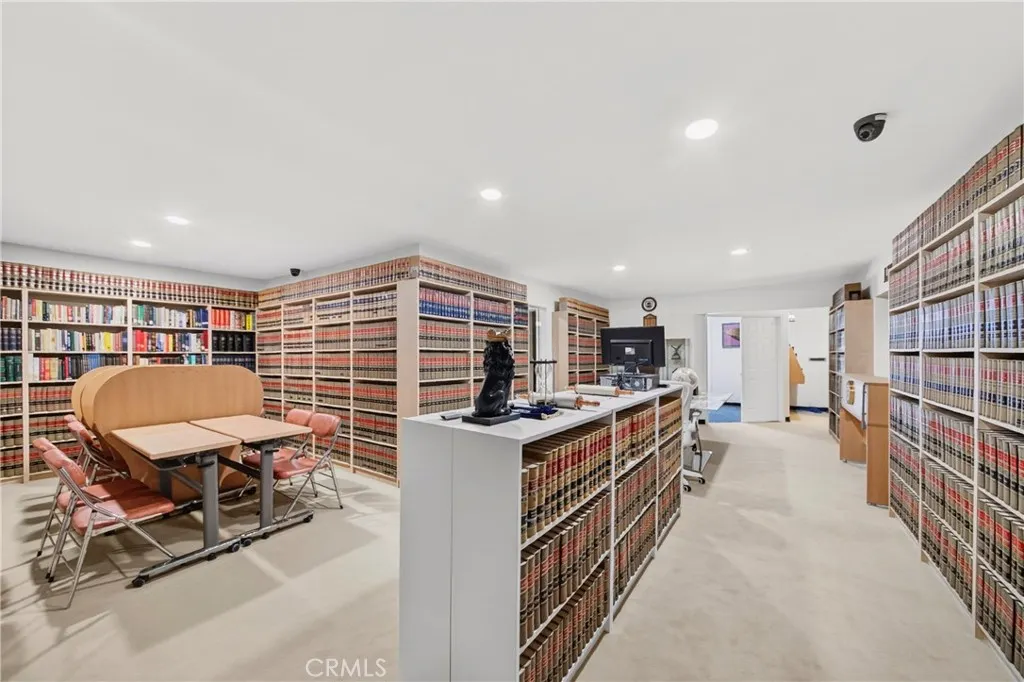 450 W Holt Avenue
