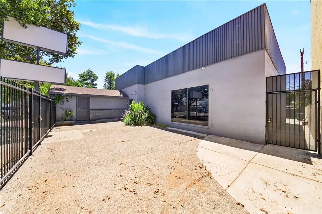 450 W Holt Avenue