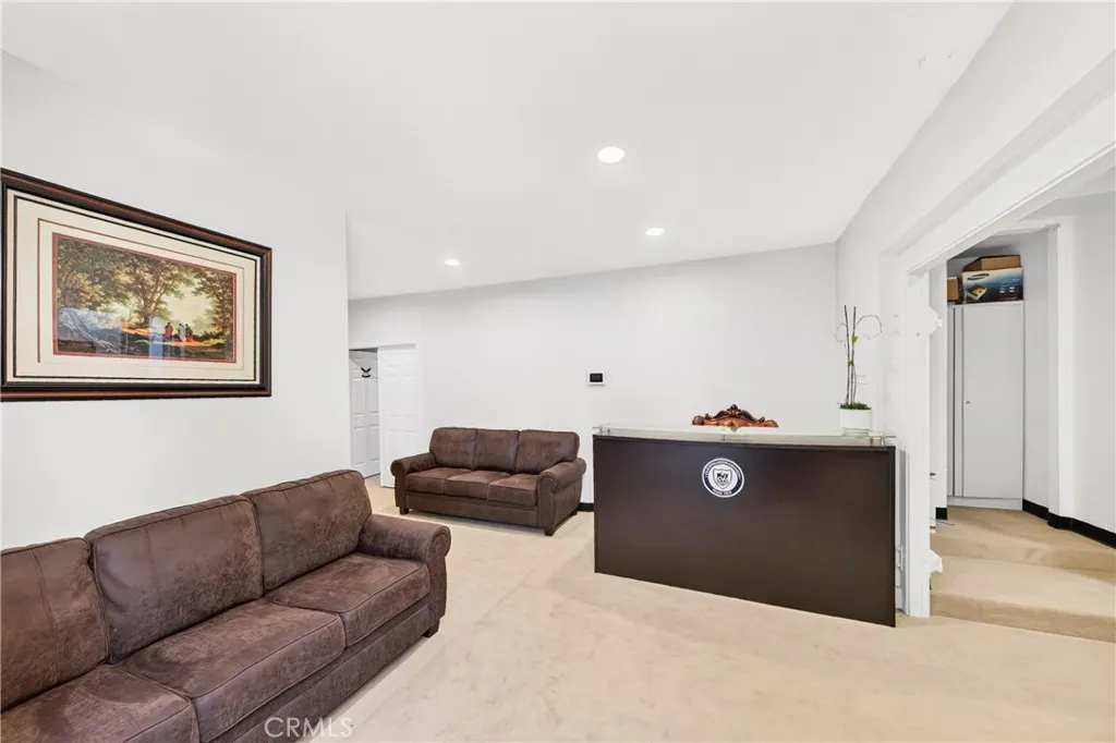 450 W Holt Avenue