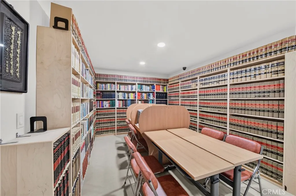 450 W Holt Avenue