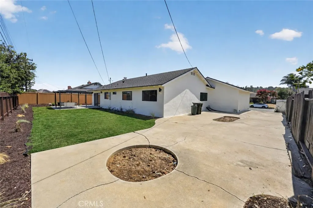 1825 Rolling Hills