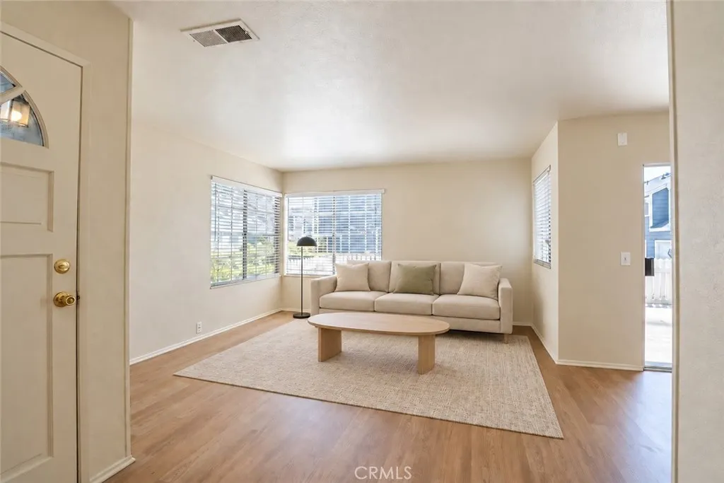2233 S Fern