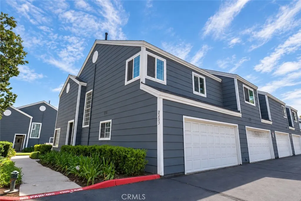 2233 S Fern
