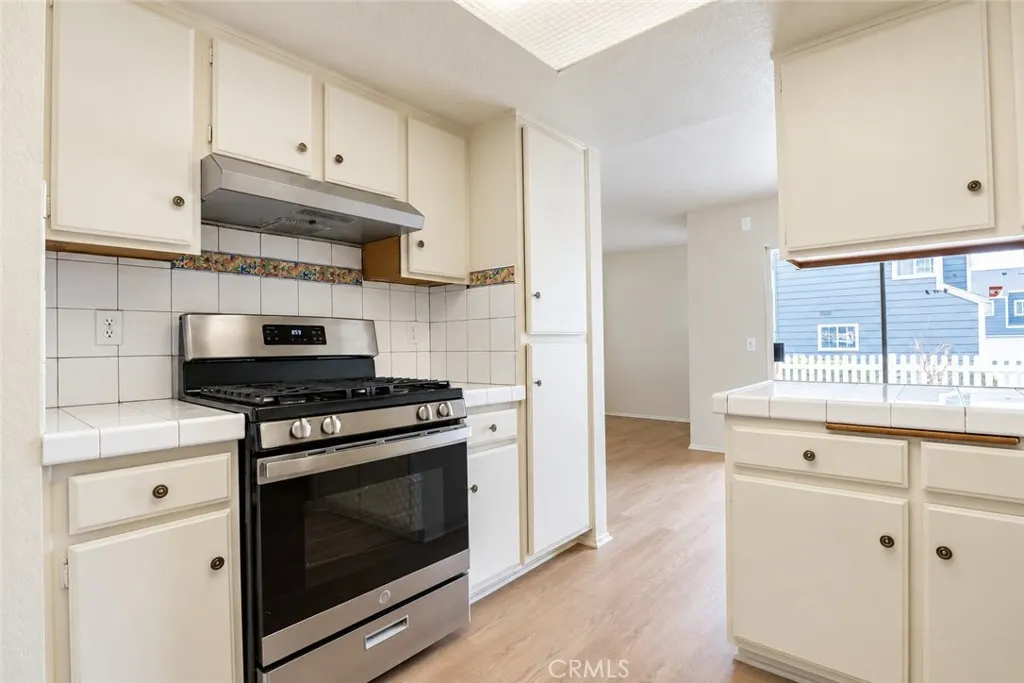 2233 S Fern