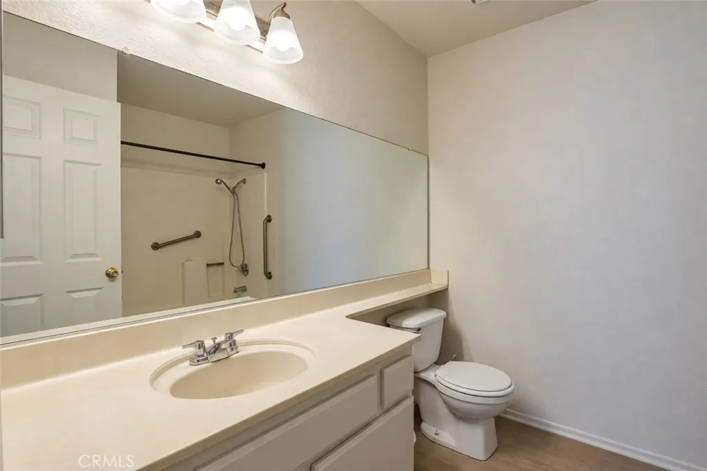 2233 S Fern