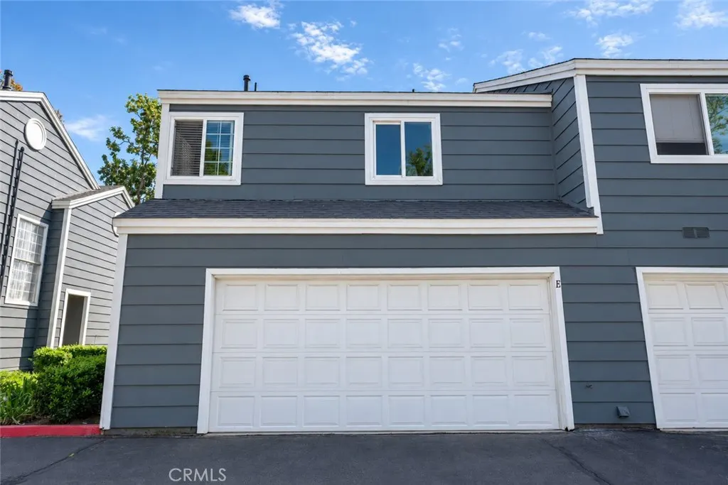 2233 S Fern