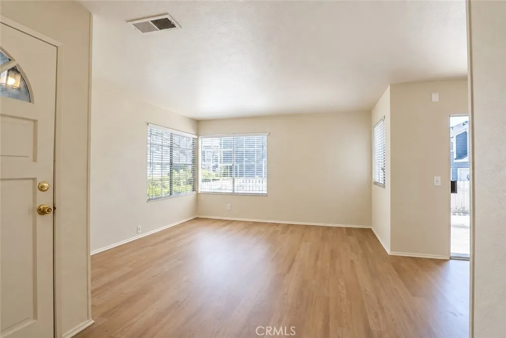 2233 S Fern