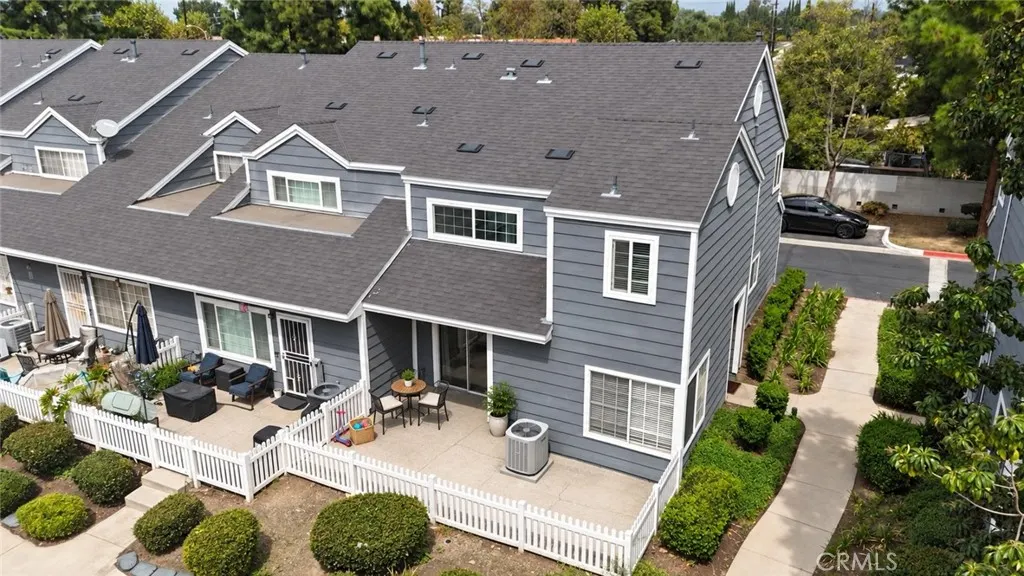 2233 S Fern